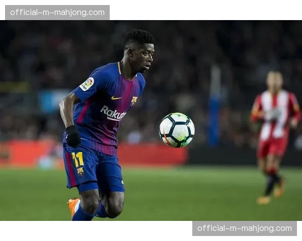 诺坎普球场边线摄像机捕捉到哈维对一次漫无目的的长距离传中表示不满